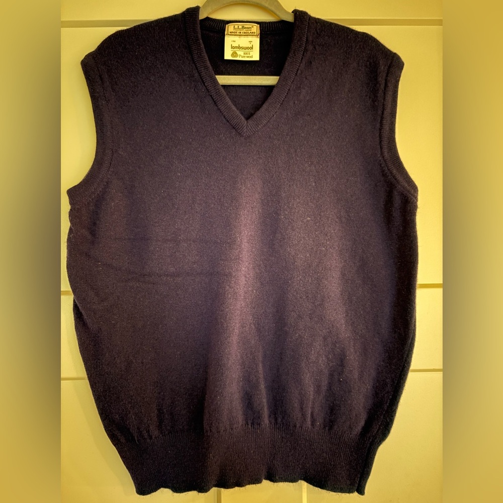 L.L. Bean Men's V-Neck Lambswool Sweater - Navy - Classy & classic! - Picture 2 of 6